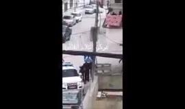 #شاهد | قوات الاحتلال تعتقل شاباً عقب الاعتداء عليه في قرية العيساوية بالقدس المحتلة.