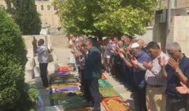 #شاهد | مرابطون من امام باب الأسباط يصلون صلاة الحاجة. 
#جمعة_الأقصى