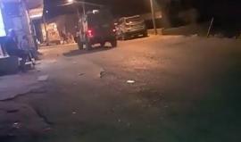 #شاهد قوات الاحتلال تقتحم حزما شرق القدس المحتلة بشكل يومي .
المصدر حزما وسط البلد