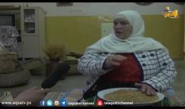 الحاجة مريم حمّاد من قريةِ سلواد تحتفظُ بنتاجِ ارضها ومعداتِ الفلاحة