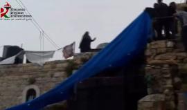 #شاهد كيف خرجت لهم .. 
مستوطنون احتلوا بيت الزعتري قرب المسجد الإبراهيمي في الخليل يعتدون على عائلة قفيشه .. وسيدة تخرج لهم " والله لأخلي حماس تدعس عليكم "