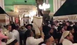 #شاهد : المسجد الابراهيمي في الخليل و محيطه عج الليلة و امس بالاف المستوطنين المتشددين من جماعة مارزل و نفتالي بينيت.
المستوطنون و في اطار احتفالهم امس بعيد "سمحات توراه " اقاموا احتفالات غنائية راقصة و صاخبة جداً و مستفزة داخل المسجد الابراهيمي و على سجا