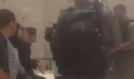 #شاهد قوات الاحتلال تحتجز طاقم عمل مؤسسة ايليا للاعلام " الصحفية لمى غوشة والمصور يزن حداد " في منطقة باب العامود بالقدس خلال تصوير برنامج بروفايل اسير و تقوم بمصادرة الصور .