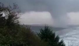 #شاهد إعصار نادر يضرب بلدة ساحلية صغيرة في ولاية أوريجون الأمريكية