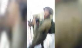 اعتقال وحشي .. 

#فيديو يظهر لحظة اعتقال قوات الاحتلال الطفل محمد حاتم جبارين من سعير في الخليل 16 عاما