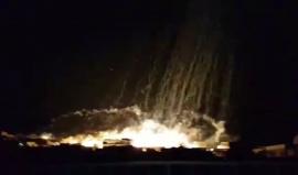 حدث قبل قليل .. 
#شاهد لحظة القصف بالقنابل الفوسفورية المحرمة دوليا على مدينة دارة عزة في #حلب والذي ادى الى احتراق عشرات المنازل .