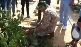 حرمه الاحتلال من رؤيتها وهو في الأسر.. الأسير المحرر محمود العيش الذي أفرج عنه بعد 15 سنة من الاعتقال يزور قبر والدته.