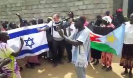 #فيديو السفير الاسرائيلي في جنوب السودان يُشارك النساء "الرقص الشعبي" في قرية قرب العاصمة جوبا بعد توزيعه مواد غذائية