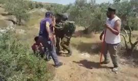 جنود الاحتلال يعتدون على المواطنين خلال تصديهم لحرق المستوطنين لأراضيهم في بلدة بورين جنوب نابلس أمس