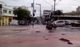 بعد أمطار غزيرة مومباي .. الشوارع تبتلع المـارة!