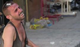 #قهر_الرجال في #حلب .. 
رجل يبكي زوجته التي استشهدت بغارة جوية على حي الصالحين أمس 
(مركز حلب الإعلامي)