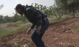 مشاهد مرعبة يوثقها الإعلامي هادي العبدالله للحظات الأولى لقصف مركز للدفاع المدني في بلدة كفرزيتا بريف #حماة