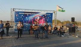 بعد منعهم من قبل الاحتلال من الخروج إلى الضفة الغربية.. 
فرقة دواوين تقيم حفلا على معبر بيت حانون شمال قطاع غزة 
تصوير: محمد زرندح