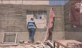 المواطن عارف جابر ينقل مواد البناء بطرق بدائية بسبب حواجز الاحتلال في الخليل