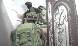 #فيديو من اقتحام قوات الاحتلال منزل الأسير الجريح "خليل يوسف جبارين" في يطا جنوب الخليل وأخذ قياساته