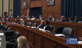 بإسلوب طريف أضحك الحضور.. 
#شاهد| هكذا أسكت عضو كونغرس أمريكي ناشطة قاطعت الأعضاء خلال جلسة مساءلة للرئيس التنفيذي لشركة #تويتر