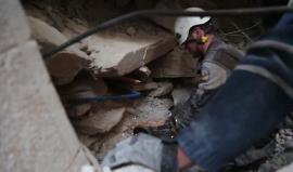 #شاهد| انقاذ امراة على قيد الحياة بعد 12 ساعة متواصلة من العمل بين الأنقاض في #إدلب