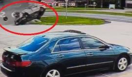 حادث مروع .. 

#شاهد سيارة تتدحرج في الهواء .. والسائق يخرج حيًّا !