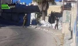 #شاهد الاحتلال يمنع المواطن ايهاب ابو مرخية الخروج من منزله في حيّ تل الرميدة وسط الخليل