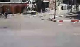 #شاهد | مواجهات في منطقة باب الزاوية بالخليل اثر قمع قوات الاحتلال مسيرة للتضامن مع الاسرى المضربين منذ 17 يوما