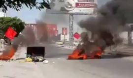 اصابات بقمع مسيرة نصرة للأسرى قرب "حوارة"

نابلس - شهاب 
 أصيب عشرات المواطنين بحالات اختناق بعد ظهر اليوم الجمعة، خلال قمع قوات الاحتلال المتمركزة على حاجز "حوارة" جنوب نابلس، لمسيرة سلمية انطلقت دعماً للأسرى.

وهاجم الجنود المسيرة التي إنطلقت بدعوة من ا