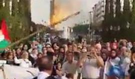 #شاهد  متظاهرين في العاصمة المغربية الرباط يحرقون "علم الاحتلال الاسرائيلي" في وقفة تضامنية نصرة للمسجد الأقصى.