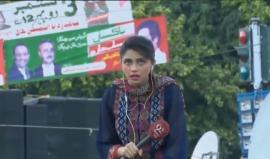 #شاهد| وفاة مذيعة باكستانية خلال بث مباشر 

سقطت مراسلة قناة تلفزيون باكستان لحظة نقل احتفالية في باكستان خلال عيد الفطر .

(نشطاء)