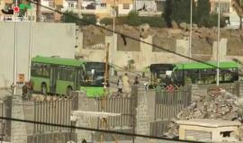 بعد حصارهم وتجويعهم .. 
#حمص: استعداد العائلات والجرحى للخروج من حي #الوعر المحاصر باتجاه #إدلب في الشمال السوري