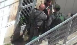 #شاهد 
قوات الاحتلال تعتدي على شاب لإجباره على الوقوف أمام كاميرا مجندة على إحدى الحواجز قرب المسجد الابراهيمي في مدينة الخليل.