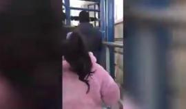 #فيديو زوجة الأسير ماهر الهشلمون توثق هي وابنتها مريم الطريق الى زيارة زوجها الأسير ماهر في سجون الاحتلال