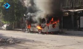 الحرائق التي نشبت في حافلة تقل المدنيين نتيجة استهدافها بالقنابل العنقودية في حي المشهد بحلب 
#HolocaustAleppo