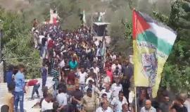 #شاهد .. تشييع الضابط شبلي إبراهيم بني شمسة " 27 عاما" من بلدة بيتا والذي قضى بالأمس خلال اشتباكات مع عناصر مسلحة بالبلدة القديمة في #نابلس .

 تصوير أحمد عارف