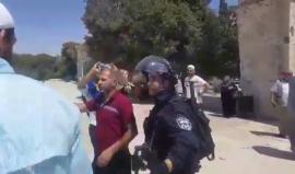 #شاهد قوات الاحتلال تعتدي على الشبان في #المسجد_الأقصى