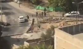 #شاهد .. لحظة إطلاق قوات الاحتلال النار على منفذ عملية القدس بعد مطاردته في شوارع القدس المحتلة بعد عملية إطلاق نار أصيب فيها 5 مستوطنين 2 منهم بحالة الخطر في حي الشيخ جراح .