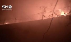 محاولة الدفاع المدني اطفاء الحريق الناتج عن استهداف منازل المدنيين بالنابالم الحارق في مدينة #دوما السورية