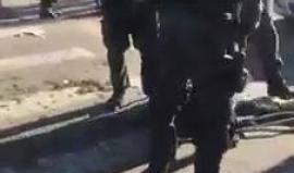 #شاهد جنود إسرائيليون مدججون بالسلاح يعتقلون بقوة شاب فلسطيني أعزل في مظاهرات القدس.
#جمعة_النفير_للقدس
#القدس_عاصمه_فلسطين_الابديه