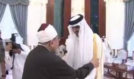 بمناسبة عيد الفطر المبارك .. 
#شاهد| أمير قطر يستقبل القرضاوي ويقبّل رأسه