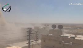 #شاهد .. سقوط برميل متفجر من مروحيات الأسد بالقرب من المصور خلال غارات على أحياء حريتان شمال غرب #حلب . 

المكتب الإعلامي لمدينة حريتان