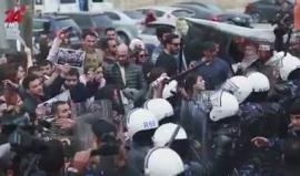 #شاهد هتافات المتظاهرين المنددين بمحاكمة الشهيد #باسل_الأعرج ورفاقه خلال اعتداء عناصر أمن السلطة عليهم أمام محكمة رام الله