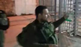 #شاهد قوات الاحتلال تعتقل فلسطينيا قرب المسجد الإبراهيمي في الخليل بحجة العثور على سكين بحوزته