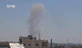 سوريا - ريف دمشق :تصاعد أعمدة الدخان جراء الغارة الجوية التي شنها الطيران الحربي على مدينة عربين