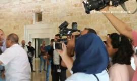 #شاهد مستوطنون يعتدون على أهالي الشهداء المحتجزة جثامينهم أثناء وجودهم في محكمة الاحتلال بالقدس المحتلة.
تصوير: محمد قاروط ادكيدك