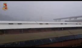 تُوفي 10 اشخاص على الأقل .. 

#شاهد لحظة انهيار جسر في منطقة "جنوى" شمال ايطاليا