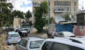 #فيديو مستوطنون وقوات الاحتلال يستولون على قطعة أرض في حي (الشيخ جراح) بمدينة القدس
