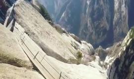 ممر "هواشان" واحداً من أخطر الممرات في العالم.. يبدأ بسلالم محفورة في صخور الجبل وتصل إلى مرتفعات خيالية، ويتسابق إليه المغامرون للوصول إلى قمته

الصورة: Quin