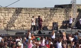 #شاهد | مستوطنون يحتفلون بعيد ميلاد الجندي الصهيوني " هدار جولدين " الأسير لدى حركة حماس في قطاع غزة، ووالداه يبكيان لعودته.