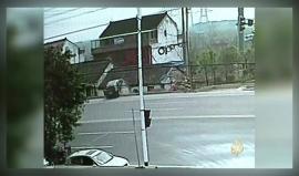 شاهد: ما الذي جاء بهذه السيارة على سطح المنزل