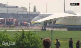 #شاهد لحظة هبوط أضخم طائرة في العالم من طراز "أنتونوف أن-225 مريا" بمدينة براغ بجمهورية التشيك

المصدر: CNN