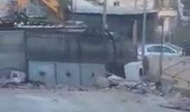 #فيديو قوات الاحتلال تهدم منزل المواطن رياض محيسن في العيساوية بالقدس المحتلة