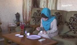 شاهد.. فنانة فلسطينية شابة من قطاع غزة تبدع في رسم الشخصيات باستخدام التوابل والأطعمة